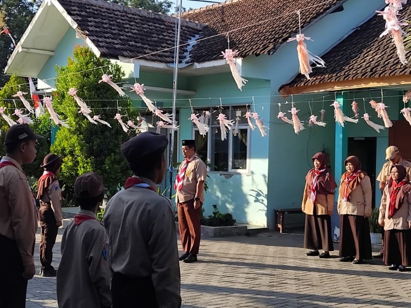 UPACARA HARI PRAMUKA KE-64 DI SDN 1 TENGGIR: SISWA DIAJAK TUMBUHKAN TANGGUNG JAWAB DAN DISIPLIN